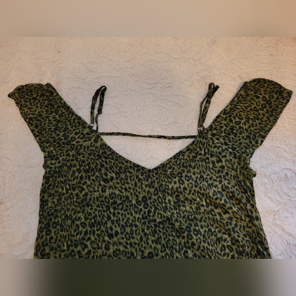 Forever21 Cold Shoulder Top - Picture 2 of 4